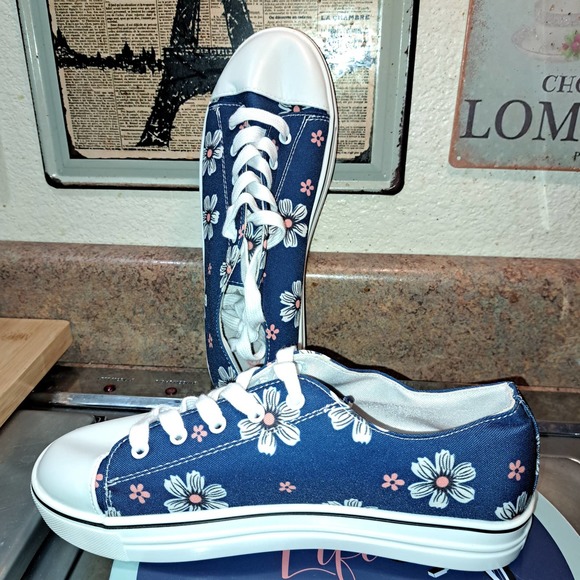 ADORABLE Lightweight low top Fits US 9-9.5 - Picture 5 of 7